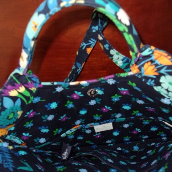 Vera Bradley crossbody floral quilted bag - Picture 4 of 5